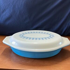 PYREX Blue Garland Snowflake 1 QT Divided Casserole Dish With Matching Lid